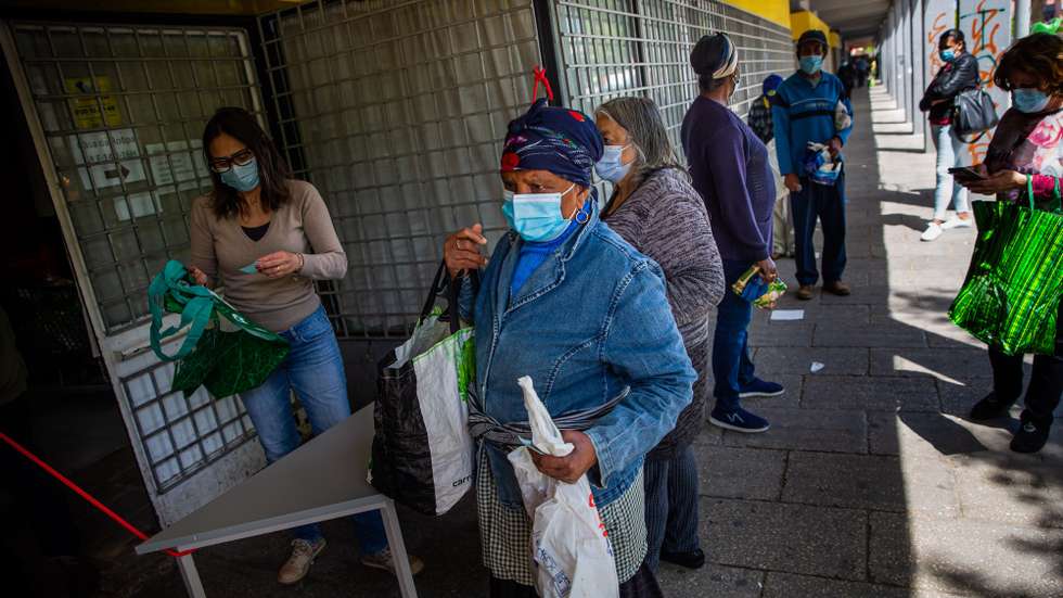 Uma moradora no Bairro Branco recebe alimentos provenientes do Banco Alimentar contra a Fome, na Associação Padre Amadeu Pinto, que funciona desde 2007 e atua na prevenção contra o crime, apoio a crianças em contexto de pobreza e distribuição de alimentos, no Bairro Branco, Pragal, Almada, 22 de abril de 2021. (ACOMPANHA TEXTO DE 03 DE MAIO DE 2021). JOSÉ SENA GOULÃO/LUSA
