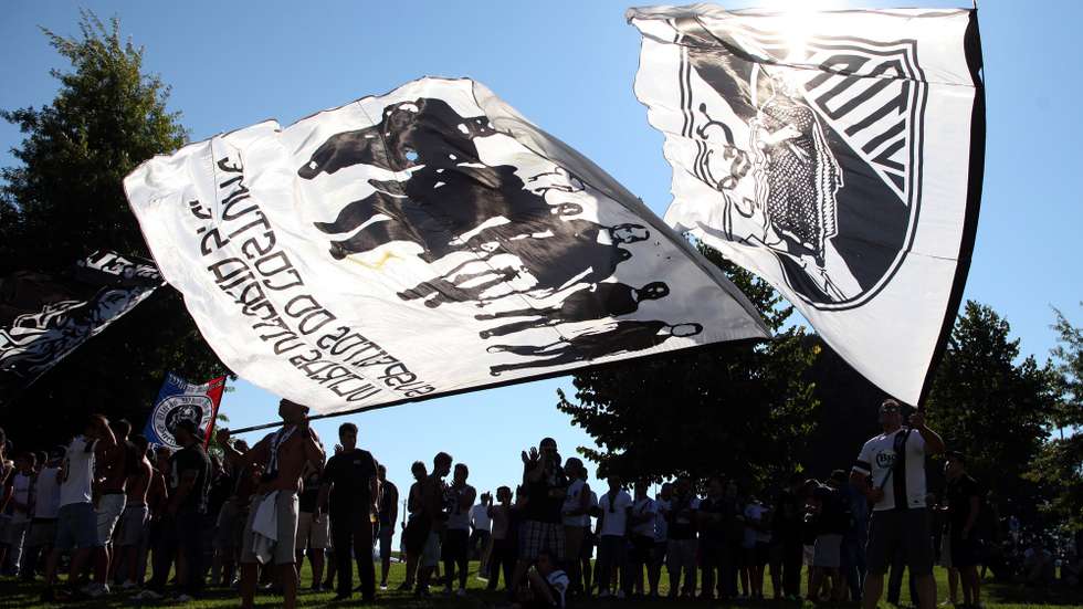 Adeptos da claque do Vitória de Guimarães não entram no estádio para assistir ao jogo da Primeira Liga de Futebol contra o Gil Vicente em protesto contra os preços dos bilhetes, Barcelos, 16 de agosto de 2014.JOSE COELHO/LUSA