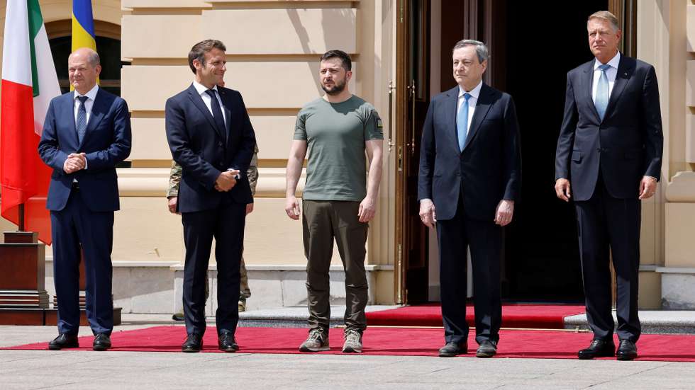 epa10016040 Ukrainian President Volodymyr Zelensky (C) poses next to (L-R) Germany's Chancellor Olaf Scholz, France's President Emmanuel Macron, Italy's Prime Minister Mario Draghi and Romania's President Klaus Werner Iohannis prior to their meeting in Kyiv, Ukraine, 16 June 2022. French President Emmanuel Macron, Italian Prime Minister Mario Draghi and German Chancellor Olaf Scholz arrived on a night train from Poland to Kyiv and meet with Ukrainian President Volodymyr Zelensky, at a time when the country is pushing for EU membership.  EPA/LUDOVIC MARIN / POOL  MAXPPP OUT
