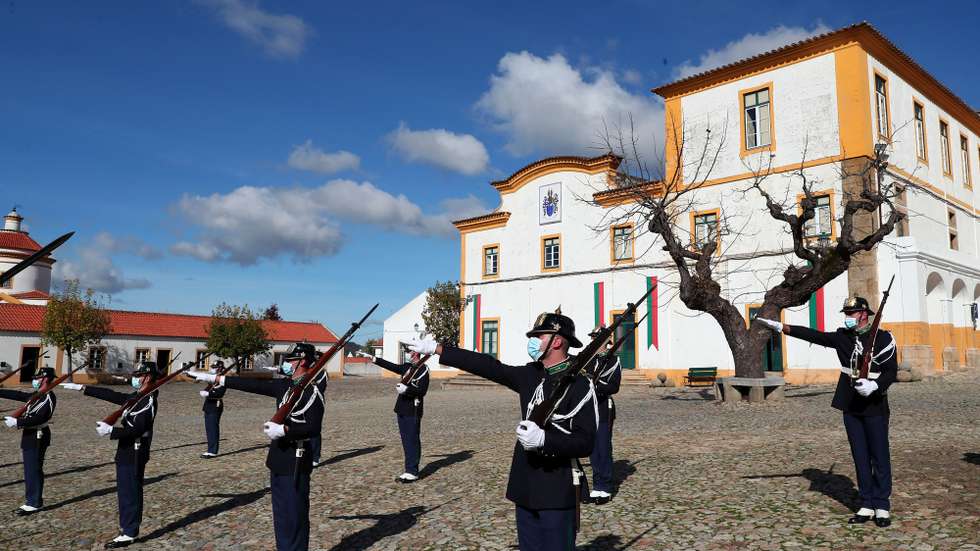 Os guardas provisórios de um pelotão que simbolicamente fez o juramento presencialmente, durante a cerimónia do compromisso de honra dos novos militares do 42.º Curso de Formação de Guardas, no Centro de Formação da GNR, com transmissão em livestreaming para as Unidades onde os novos Guardas foram colocados. Portalegre, 10 de novembro de 2020. NUNO VEIGA/LUSA
