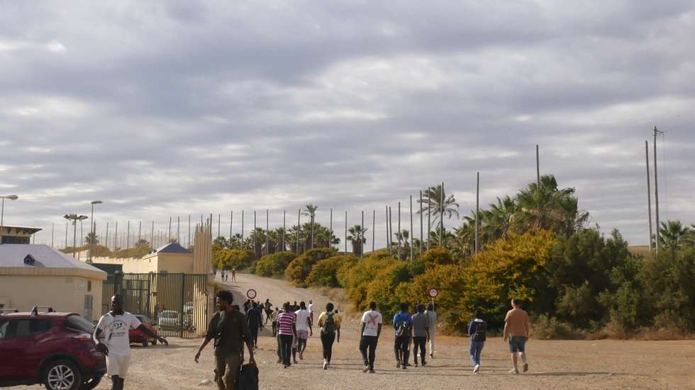epa10031489 Migrants on their way to a Centre for Temporary Residence of Immigrants (CETI) in Melilla, Spanish enclave in northern Africa, 24 June 2022. Dozens of migrants bursted in Melilla after breaking a border crossing access.  EPA/PAQUI SANCHEZ