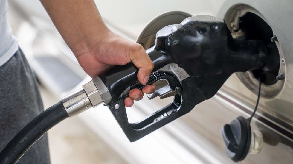epa09862433 A man pumps gas into his van at a gas station in Alexandria, Virginia, USA, 31 March 2022. The US President ordered the release of one million barrels of oil per day for six months from the nation's Strategic Petroleum Reserve.  EPA/SHAWN THEW