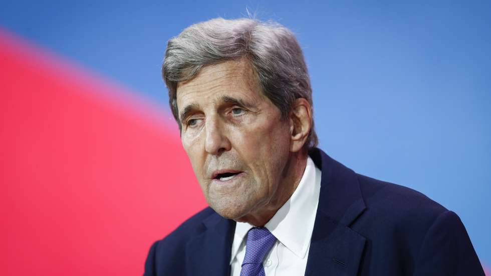 epa10004657 US Special Presidential Envoy for Climate John Kerry speaks at the IV CEO Summit of the Americas in Los Angeles, California, USA, 09 June 2022.  EPA/CAROLINE BREHMAN