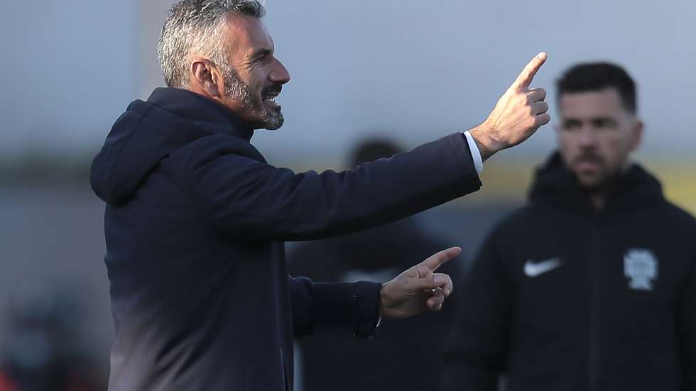 O treinador do FC Famalicão, Ivo Vieira (E), reage durante o jogo da Primeira Liga de Futebol, entre o FC Famalicão e o Portimonense, realizado no Estádio Municipal de Famalicão, 27 de novembro de 2021. MANUEL FERNANDO ARAÚJO/LUSA