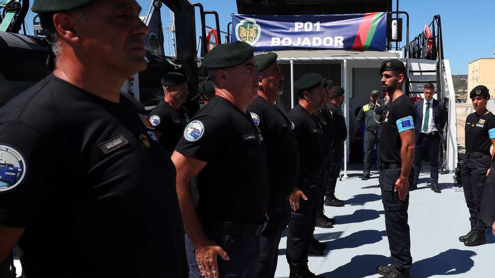 Tripulação da lancha de Patrulhamento Costeiro “Bojador” da Guarda Nacional Republicana (GNR), que integra a Operação Conjunta “THEMIS 2022” - Itália, sob a égide da Agência da Guarda Europeia de Fronteiras e Costeira (FRONTEX), no âmbito da coordenação operacional nas fronteiras externas da União Europeia, para controlar os fluxos de migração e impedir a criminalidade transfronteiriça. Sant'Antioco, 29 de junho de 2022. NUNO VEIGA/LUSA