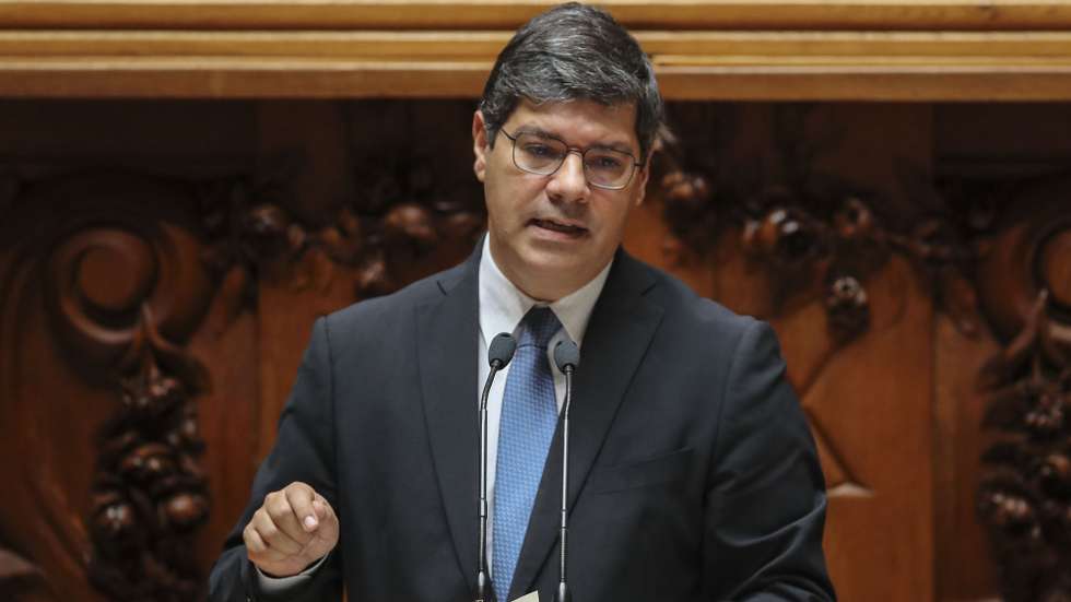 O líder da bancada parlamentar do Partido Socialista (PS), Eurico Brilhante Dias, intervém durante a sessão plenária de encerramento da discussão na especialidade da Proposta que aprova o Orçamento do Estado para 2022, na Assembleia da República, em Lisboa, 27 de maio de 2022. O processo do Orçamento do Estado para 2022 (OE2022) termina hoje com a aprovação garantida em votação final global graças à maioria absoluta do PS, após quatro dias de votações e debate na especialidade. MANUEL DE ALMEIDA/LUSA
