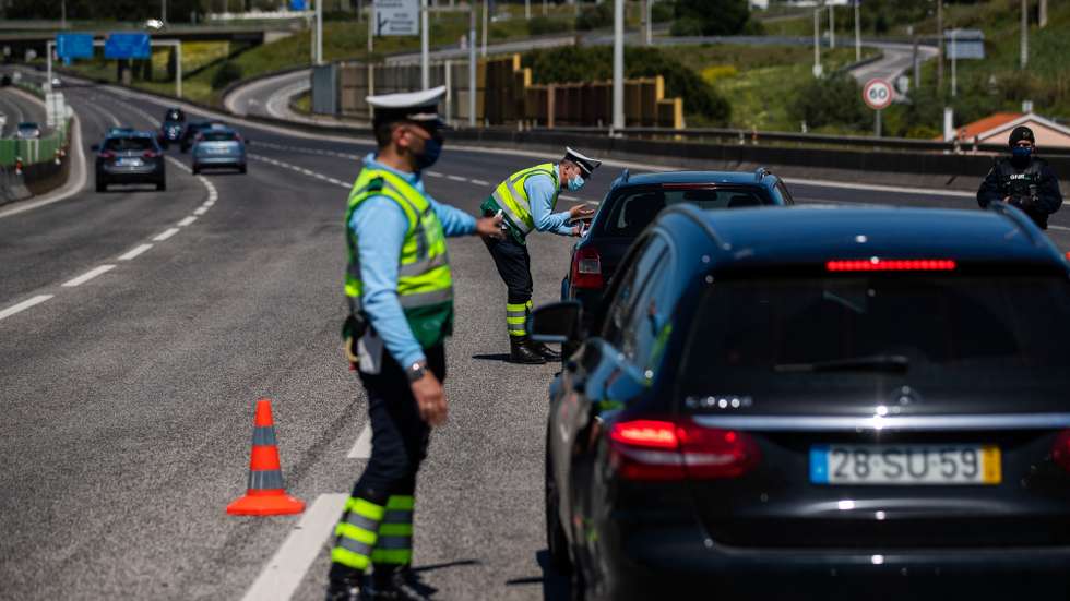 Operações de fiscalização rodoviária da Guarda Nacional Republicana (GNR) e da Polícia de Segurança Pública (PSP), que estão a decorrer neste período da Páscoa, na Autoestrada 1, sentido sul/norte,  junto às portagens de Alverca, 14 de abril de 2022. JOSÉ SENA GOULÃO/LUSA