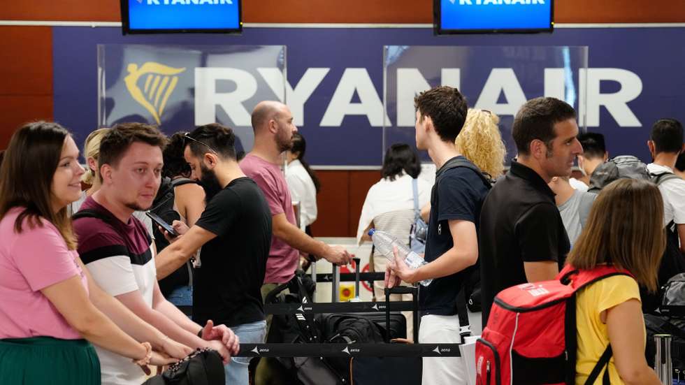 epa10045562 Travelers wait near Ryanair's check-in desks at Josep Tarradellas Barcelonaâ€“El Prat Airport, in Barcelona, Spain, 01 July 2022. The fifth day of strike by Ryanair's cabin crew (TCP) and the first one by EasyJet's has caused delays of flights to and from Barcelona's airport.  EPA/ENRIC FONTCUBERTA