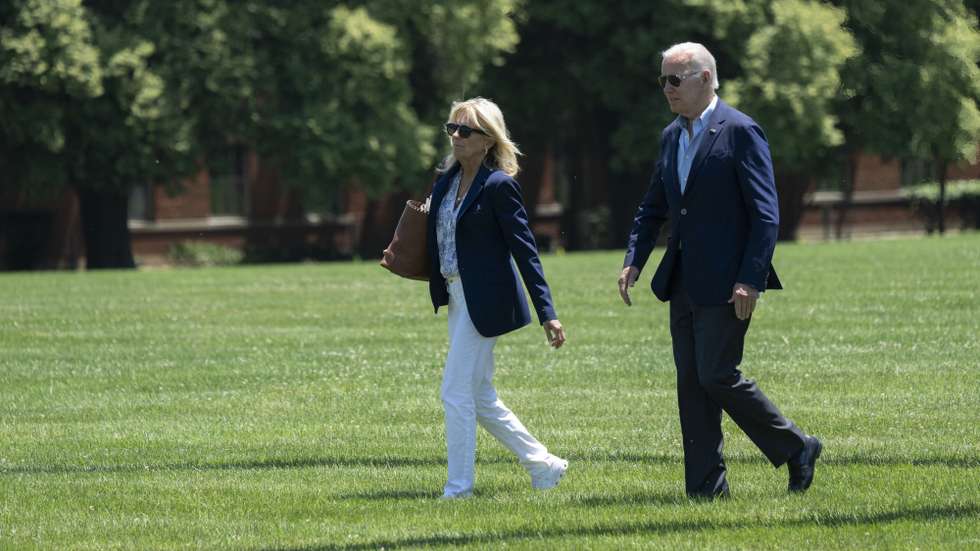 epa10052205 US President Joe Biden and first lady Dr. Jill Biden return to Washington, DC, USA, 04 July 2022, via Fort McNair after spending the weekend in Camp David.  EPA/Chris Kleponis / POOL