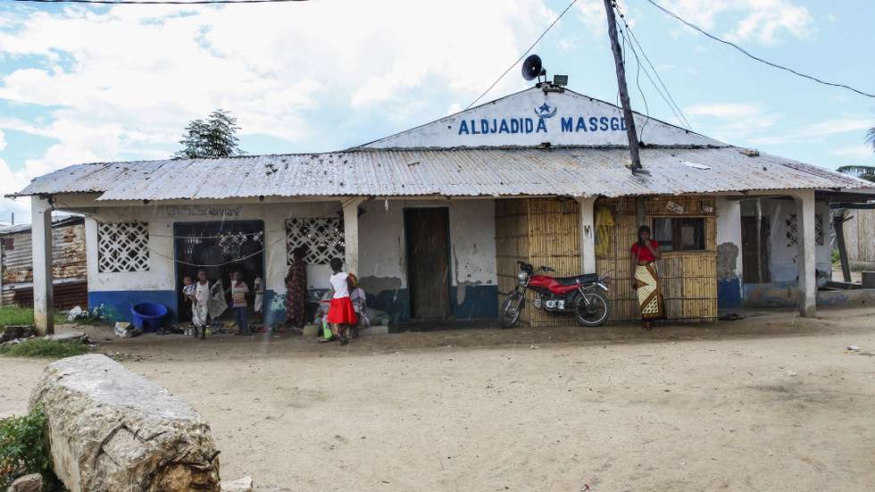 Mesquita do líder religioso Issufo Mussá (ausente da fotografia), delegado da Comunidade Islâmica de Moçambique no bairro de Paquitequete, em Pemba, conversa com deslocados da guerra em Cabo Delgado, no norte de Moçambique, alguns deles familiares que acolheu na sua mesquita, em Pemba, Cabo Delgado, Moçambique, 31 de março de 2022. Na mesquita no bairro de Paquitequete, em Pemba, o Ramadão começa este sábado pedindo o regresso de famílias raptadas durante o conflito em Cabo Delgado, norte de Moçambique, e apelando à paz na Ucrânia. (ACOMPANHA TEXTO DA LUSA DO DIA 02 DE ABRIL DE 2022). LUÍSA NHANTUMBO/LUSA
