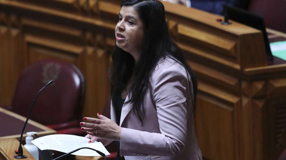 A porta-voz do Pessoas, Animais e Natureza (PAN), Inês Sousa Real, intervém na sessão plenária para a discussão e votação na generalidade da proposta do Governo e dos projetos do PSD, Chega e PCP sobre acesso a metadados para fins de investigação criminal, na Assembleia da República, em Lisboa, 03 de junho de 2021. ANTÓNIO COTRIM/LUSA