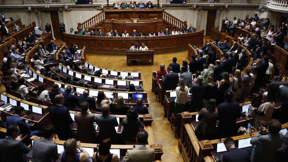 O grupo parlamentar do PS vota contra a Moção de censura ao governo, apresentada pelo Chega, que decorreu na Assembleia da República, em Lisboa, 06 de julho de 2022. ANTÓNIO COTRIM/LUSA