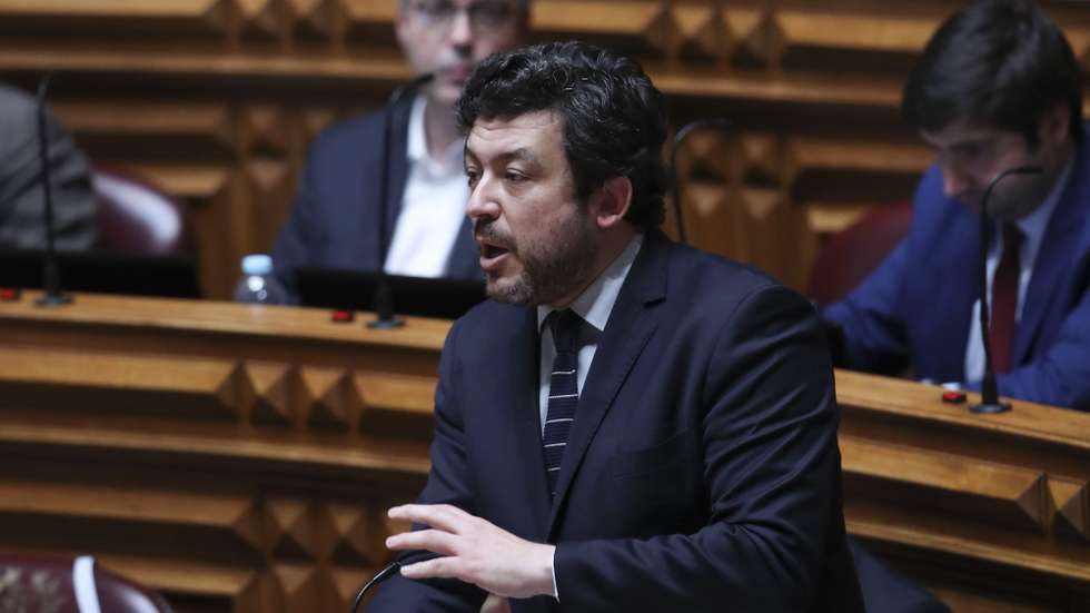 O deputado do Partido Socialista (PS) Pedro Delgado Alves, intervém na sessão plenária para a discussão e votação na generalidade da proposta do Governo e dos projetos do PSD, Chega e PCP sobre acesso a metadados para fins de investigação criminal, na Assembleia da República, em Lisboa, 03 de junho de 2021. ANTÓNIO COTRIM/LUSA