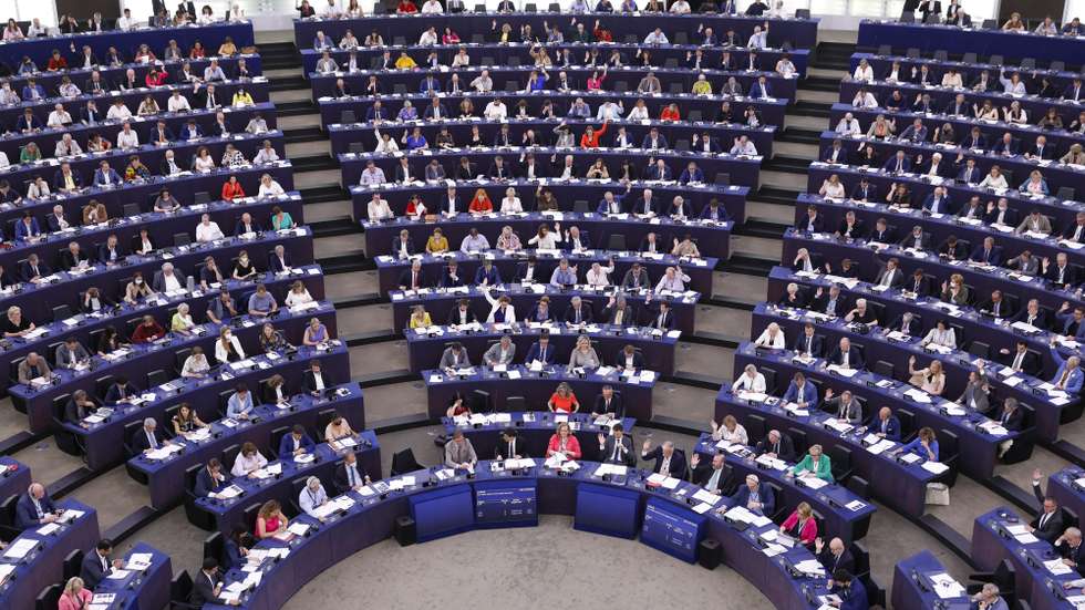 epa10054639 Members of the European Parliament (MEP's) during a voting session at the European Parliament in Strasbourg, France, 06 July 2022. On the agenda of the session is the vote on the granting of a 'green' label to gas and nuclear investments.  EPA/JULIEN WARNAND