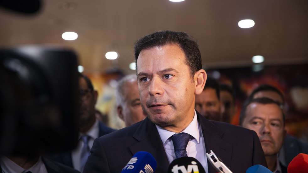 O presidente do PSD, Luis Montenegro, fala aos jornalistas no quartel dos Bombeiros de Pedrógão Grande durante a visita que afetou a este concelho, Pedrógão Grande, 4 de julho de 2022. PAULO CUNHA/LUSA