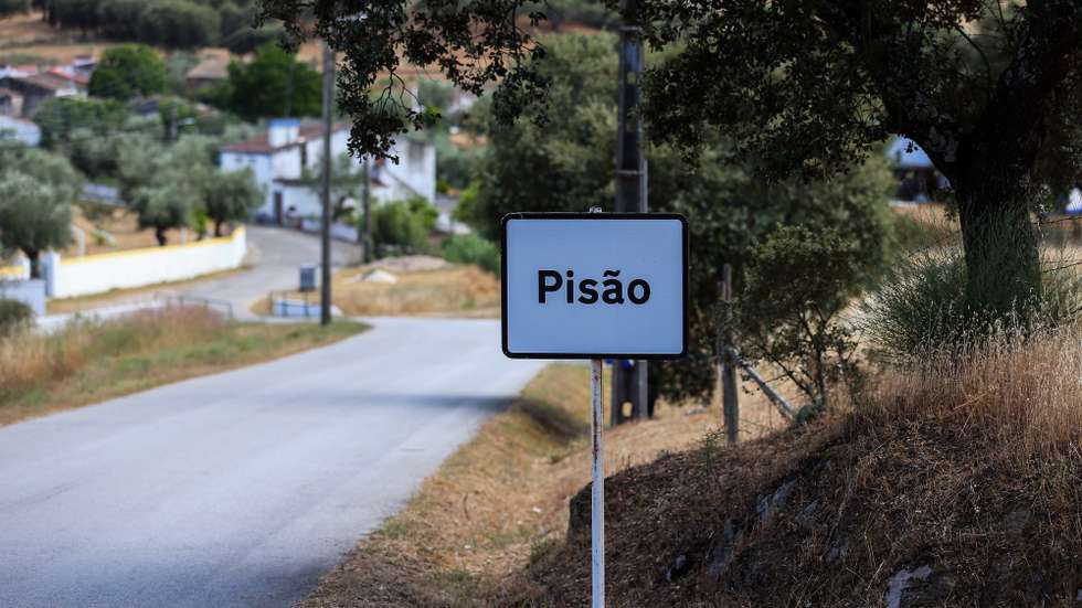 Placa da aldeia de Pisão, que ficará submersa quando a Barragem do Pisão for construida. Realizou-se hoje a cerimónia de apresentação das conclusões do grupo de trabalho que estudou o modelo de financiamento e gestão da Barragem do Pisão. Crato, 07 de junho de 2019. NUNO VEIGA/LUSA