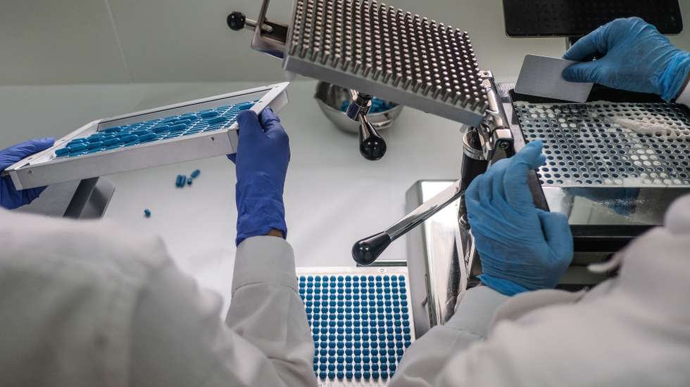 Técnicas de farmácia trabalham no Laboratório Nacional do Medicamento, em Lisboa, 31 de março de 2022. Enquanto laboratório do Estado, contribui para o desenvolvimento da investigação e produção de medicamentos. No plano militar e operacional, tem a missão específica de apoio às Forças Armadas. (ACOMPANHA TEXTO DO DIA 02 DE ABRIL 2022) MÁRIO CRUZ/LUSA