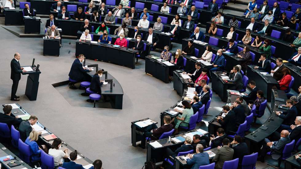 epa10028211 German Chancellor Olaf Scholz delivers a government statement at the German parliament 'Bundestag' in Berlin, Germany, 22 June 2022. Scholz addressed the parliamentarians with a Government statement on the European Council in Brussels, the G7 summit in Elmau and the NATO summit in Madrid .  EPA/CLEMENS BILAN