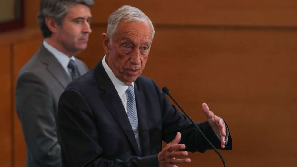 O Presidente da República, Marcelo Rebelo de Sousa (D) acompanhado pelo ministro da Administração Interna, José Luís Carneiro (E) fala aos jornalistas, esta manhã depois de participar na reunião do Centro de Coordenação Operacional Nacional (CCON). Sede da Autoridade Nacional de Emergência e Proteção Civil em Carnaxide, Oeiras, 10 de julho de 2022. MIGUEL A. LOPES/LUSA