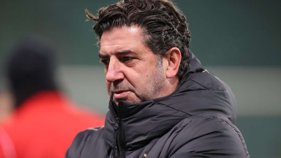 epa09630025 FC Spartak Moscow's head coach Rui Vitoria leads his team's training session in Warsaw, Poland, 08 December 2021. Spartak will face Legia Warsaw in their UEFA Europa League soccer match on 09 December.  EPA/LESZEK SZYMANSKI POLAND OUT