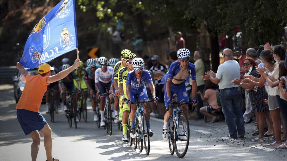Um popular apoia os ciclistas da W52 - FC Porto, numa altura que seguiam na frente do pelotão durante a subida da Serra da Estrela, durante a 3ª etapa da 82ª Volta a Portugal em Bicicleta, disputada hoje entre Sertã - Covilhã (Torre) com a distância de 170,3 Km. Castelo Branco, 07 de agosto de 2021. NUNO VEIGA/LUSA