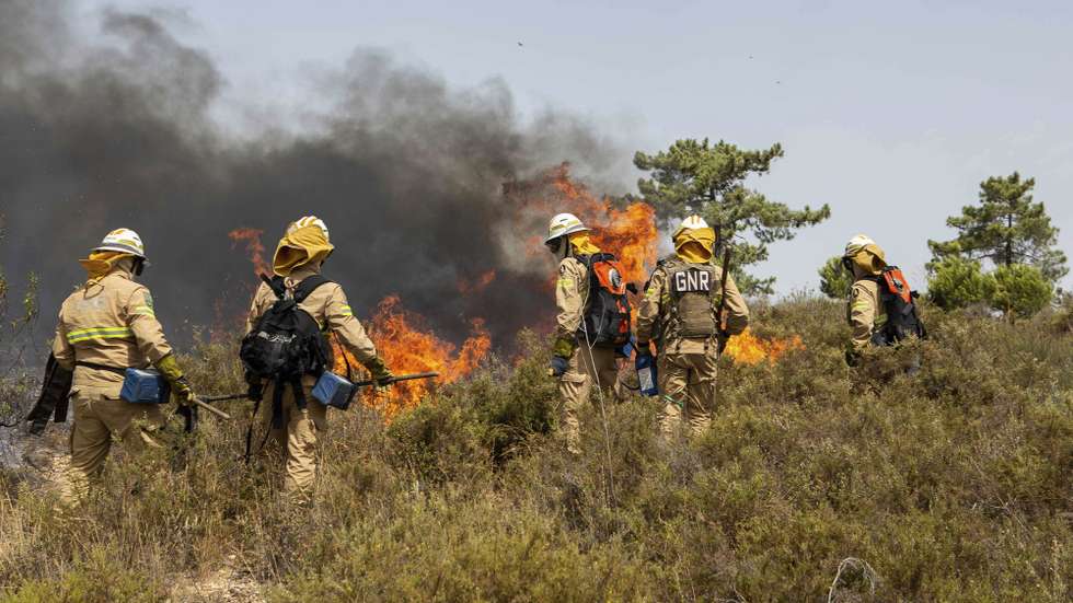 Elementos da Unidade de Emergência de Proteção e Socorro (UEPS) durante o combate ao incêndio que lavra na zona da Quinta do Lago, em Almancil, Faro, 13 de julho de 2022. Dezasseis dos 18 distritos de Portugal continental estão hoje sob aviso vermelho, o mais grave, devido ao tempo quente, com mais de uma centena de concelhos em perigo máximo de incêndio rural. DUARTE DRAGO/LUSA