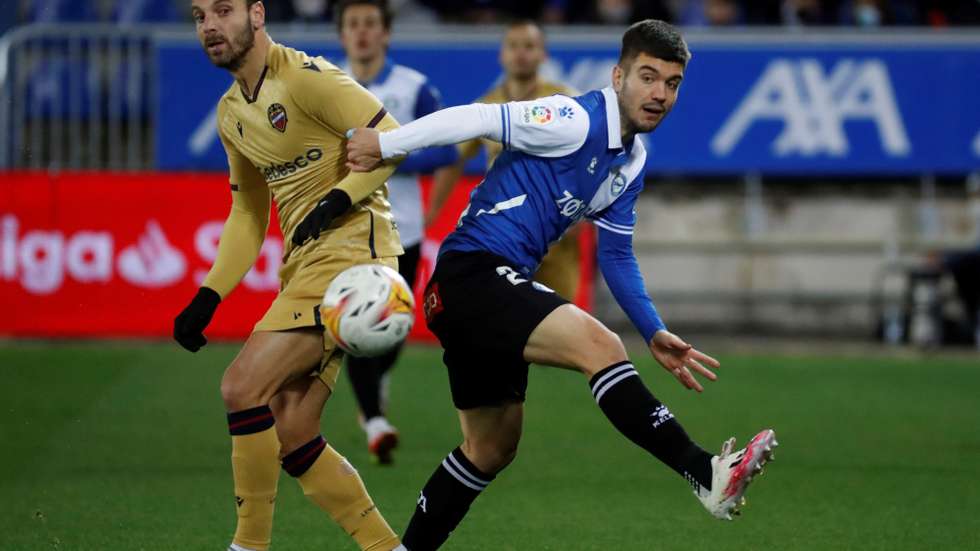 epa09568472 Alaves&#039; Martin Aguirregabiria (R) in action against Levante&#039;s Roberto Soldado during a Spanish LaLiga soccer match between Alaves and Levante at Mendizorroza stadium in Vitoria, Basque Country, northern Spain, 06 November 2021.  EPA/David Aguilar