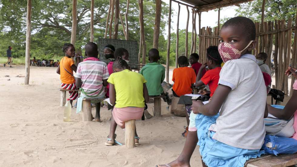 Crianças participam numa aula, numa sala precária, em Bassane, Chimoio,Moçambique, 28 de fevereiro de 2022. Dados das autoridades moçambicanas e organizações da sociedade civil indicam que em 2020, duas em cada três crianças com deficiência estavam fora do ensino escolar formal devido a vários tipos de barreiras. (ACOMPANHA TEXTO). ANDRÉ CATUEIRA/LUSA