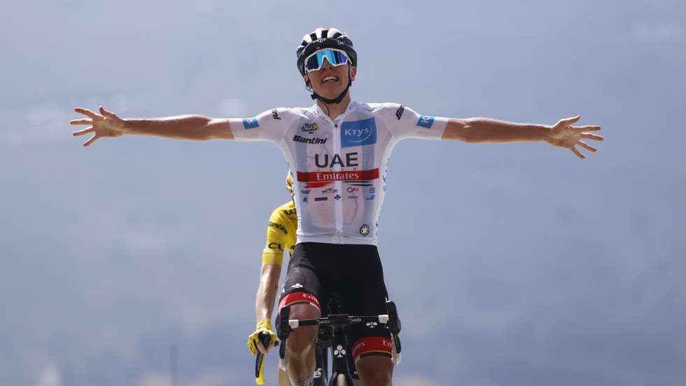 epa10082253 Slovenian rider Tadej Pogacar (front) of UAE Team Emirates celebrates as he crosses the finish line ahead of the Yellow Jersey Danish rider Jonas Vingegaard (back) of Jumbo Visma to win the 17th stage of the Tour de France 2022 over 129.7km from Saint Gaudens to Peyragudes, France, 20 July 2022.  EPA/GUILLAUME HORCAJUELO
