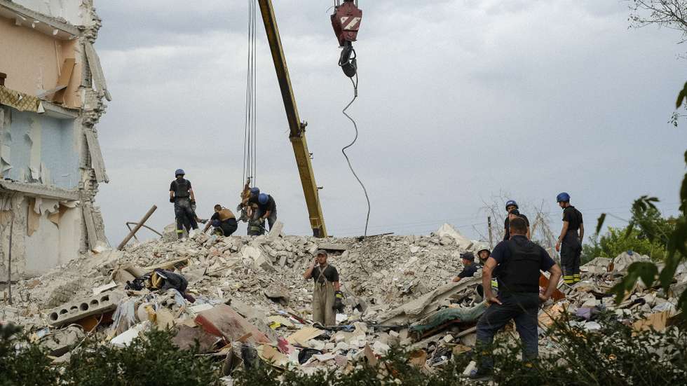 epa10064823 Ukrainian rescuers work at a residential building damaged by shelling in the town of Chasiv Yar, Donetsk region, eastern Ukrane, 10 July 2022 (issued 11 July 2022). At least 19 people were killed as a result of a Russian missile strike on a five-story residential building on 09 July, Ukraine's State Emergency Services said on 11 July. Russian troops on 24 February entered Ukrainian territory, starting a conflict that has provoked destruction and a humanitarian crisis.  EPA/GEORGE IVANCHENKO