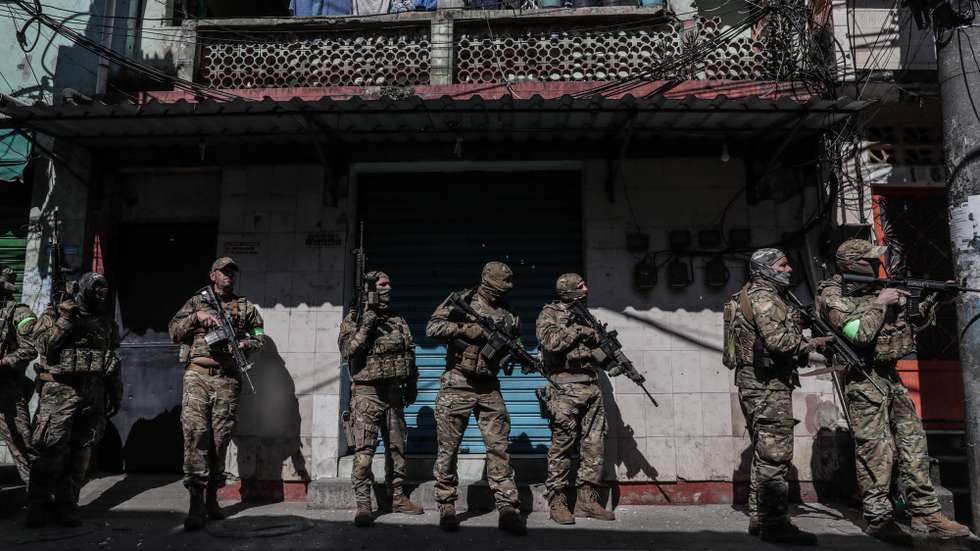 epa10084777 Members of the Military Police carry out an operation against organized crime, at the Alemao favela, north of Rio de Janeiro, Brazil, 21 July 2022. In a joint operation, elite bodies of the Military Police of the State of Rio de Janeiro and the Civil Police carried out this Thursday an operation to combat criminal gangs involved in vehicle theft, cargo and bank robberies, leaving at least four people deceased, according to local authorities.  EPA/Andre Coelho