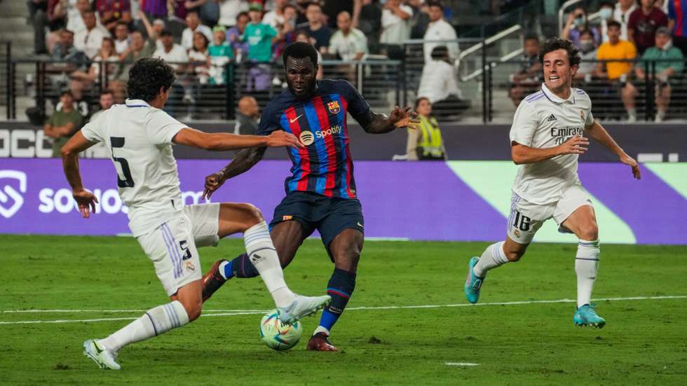 epa10089346 FC Barcelona’s Franck Kessie takes the shot against Real Madrid’s Jesus Vallejo (L) and Alvaro Odriozola (R) during a US pre-season game between FC Barcelona and Real Madrid at Allegiant Stadium in Las Vegas, Nevada, USA, 23 July 2023.  EPA/JOE BUGLEWICZ