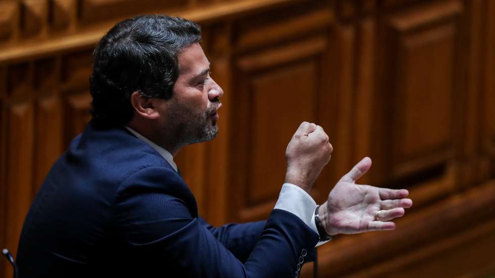 O deputado do Chega, André Ventura, intervém durante a apresentação da Proposta de Lei que altera o regime jurídico de entrada, permanência, saída e afastamento de estrangeiros do território nacional na Assembleia da República, em Lisboa, 21 de Julho de 2022. TIAGO PETINGA/LUSA