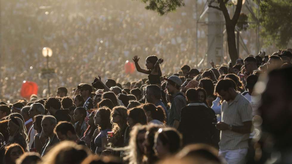Festival goers cheer during the concert of North American Jason Derulo on the forth day of the Rock in Rio Lisbon festival, at Parque da Bela Vista, in Lisbon, Portugal, 26 of June 2022. MIGUEL A. LOPES/LUSA