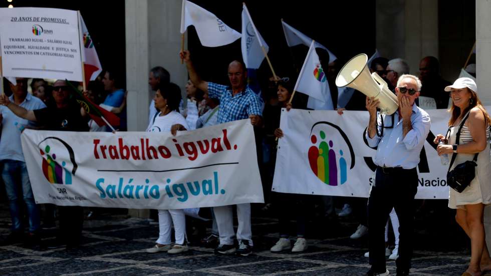 Manifestação e início da greve de trabalhadores dos serviços de registos, convocadas pelo Sindicato Nacional dos Registos (SNR), na sequência da reunião com o secretário de Estado da Justiça de 30 de maio, sem qualquer “fumo branco” para a resolução dos vários problemas dos trabalhadores, Lisboa, 1 de agosto de 2022. A greve decorre nos dias 01, 05, 08, 12, 19, 22, 26 e 29 de agosto. TIAGO PETINGA/LUSA