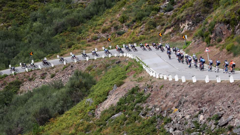 O pelotão desce a Serra do Alvão, a alta velocidade durante a 9ª etapa da 82ª Volta a Portugal em Bicicleta, disputada hoje entre Boticas - Mondim de Basto, com a distância de 145,5 Km. Mondim de Basto, 14 de agosto de 2021. NUNO VEIGA/LUSA