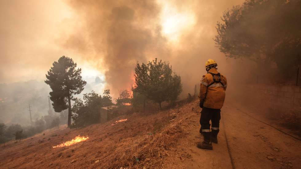 Um bombeiro combate um incêndio na aldeia de Verdelhos, Covilhã, 9 de agosto de 2022. Este incêndio deflagrou no sábado na localidade de Garrocho, no concelho da Covilhã (Castelo Branco), continua ativo e está a ser combativo por 680 operacionais, apoiados por 205 viaturas e 13 meios aéreos. MIGUEL PEREIRA DA SILVA/LUSA