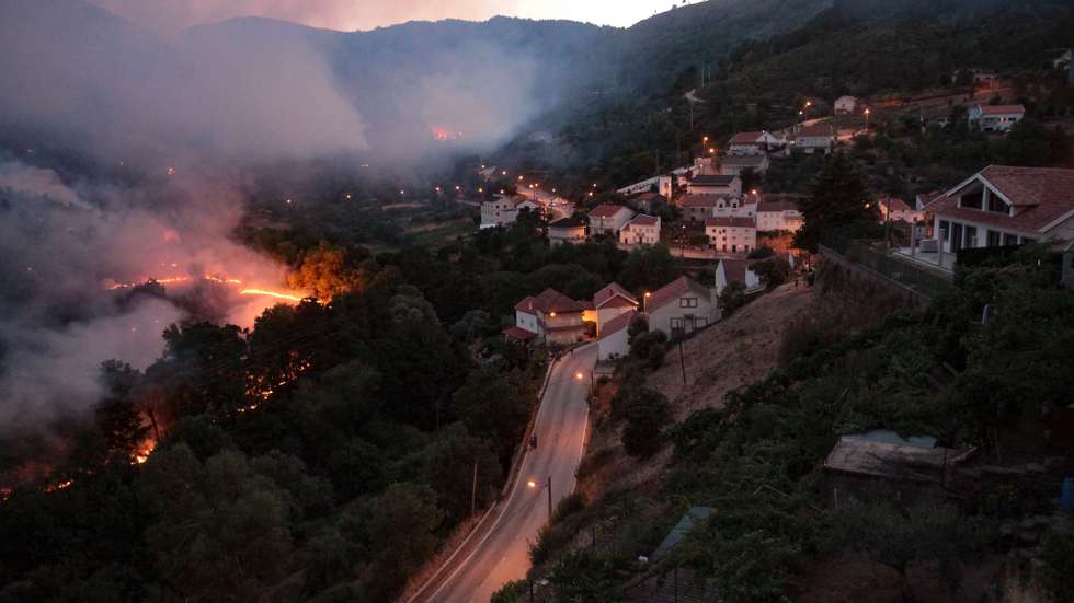 Incêndio na aldeia de Sameiro, na encosta Norte da Serra da Estrela, Covilhã, 9 de agosto de 2022. Este incêndio deflagrou no sábado na localidade de Garrocho, no concelho da Covilhã (Castelo Branco), continua ativo e está a ser combativo por 680 operacionais, apoiados por 205 viaturas e 13 meios aéreos. MIGUEL PEREIRA DA SILVA/LUSA