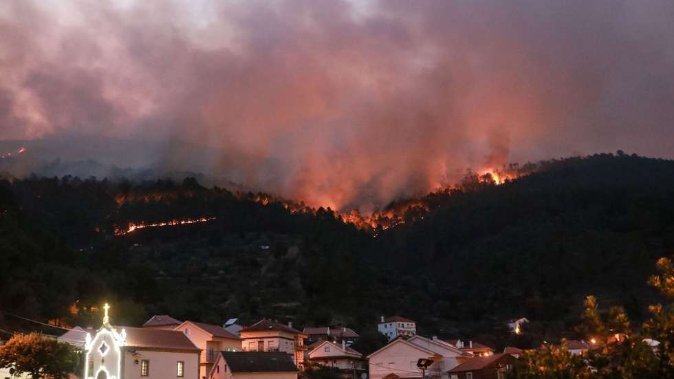 Incêndio na aldeia de Sameiro, na encosta Norte da Serra da Estrela, Covilhã, 9 de agosto de 2022. Este incêndio deflagrou no sábado na localidade de Garrocho, no concelho da Covilhã (Castelo Branco), continua ativo e está a ser combativo por 680 operacionais, apoiados por 205 viaturas e 13 meios aéreos. MIGUEL PEREIRA DA SILVA/LUSA