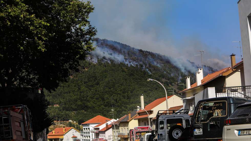 Incêndio na aldeia de Sameiro, Vale da Amoreira, Manteigas, Guarda, 10 de agosto de 2022. Este incêndio deflagrou no sábado na localidade de Garrocho, no concelho da Covilhã (Castelo Branco), continua ativo e está a ser combativo por 1128 operacionais, apoiados por 354 viaturas e 04 meios aéreos. MIGUEL PEREIRA DA SILVA/LUSA