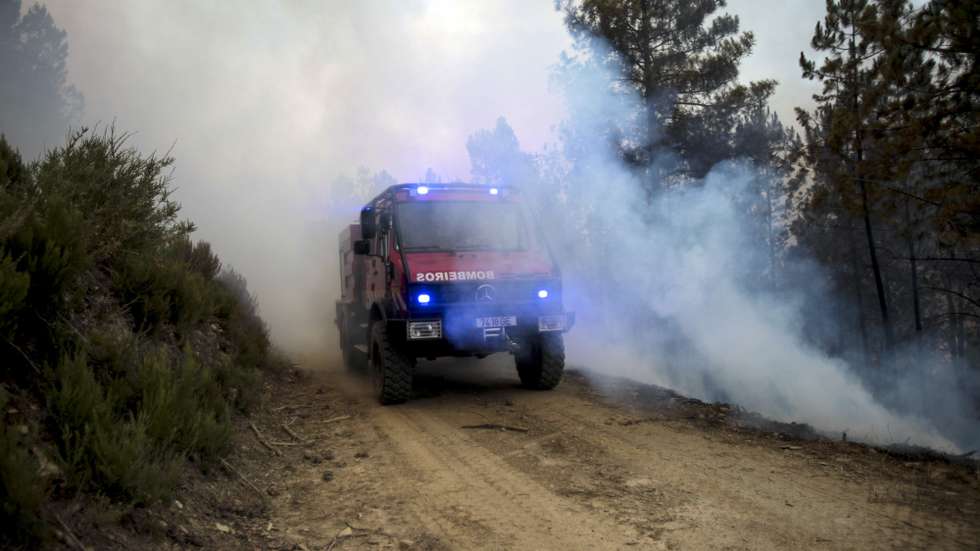 Bombeiros combatem as chamas durante um incêndio no vale glaciar de Beijames, Covilhã, 9 de agosto de 2022. Este incêndio que deflagrou no sábado na localidade de Garrocho, no concelho da Covilhã (Castelo Branco), continua ativo e está a ser combatido por mais de 580 operacionais. MIGUEL PEREIRA DA SILVA/LUSA