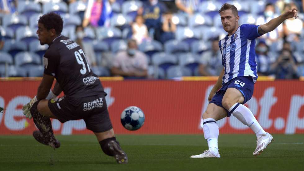 epa09434403 FC Porto's player  Toni Martinez (R) vies for the ball with Arouca's goalkeeper Fernando Castro, during their Portuguese First League soccer match held at Dragao stadium in Porto, Portugal, 28 August 2021.  EPA/FERNANDO VELUDO