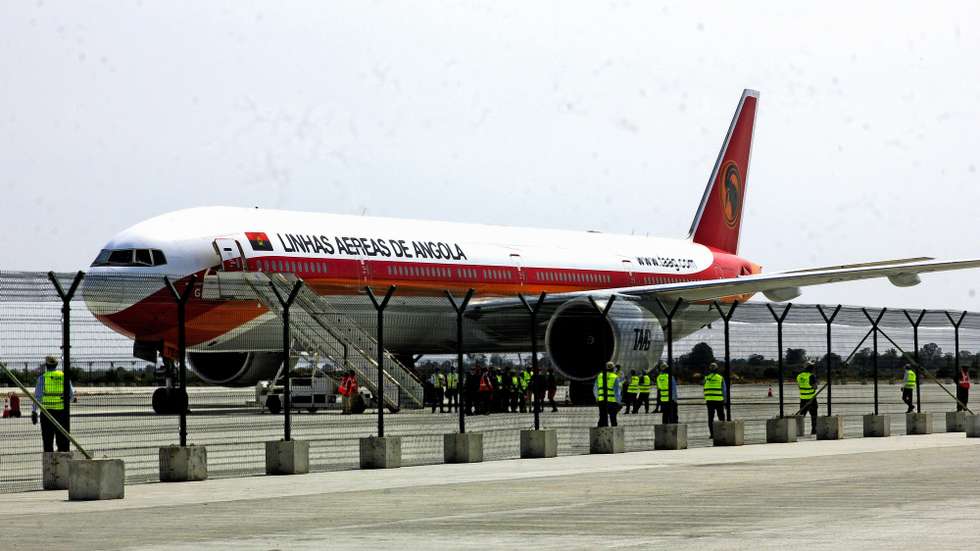 Novo Aeroporto Internacional de Luanda (NAIL) sinaliza o início do processo da certificação da infraestrutura, que se prolonga até final de 2023, período que inicia operações “sem restrições”, Angola, 17 de junho de 2022. Uma aeronave do tipo Boeing 777–300CR da companhia área angolana TAAG aterrou às 13:00 locais desta sexta-feira no NAIL, proveniente do aeroporto internacional 4 de Fevereiro, em Luanda, sinalizando o voo experimental no âmbito da certificação do NAIL, situado no município do Icolo e Bengo. AMPE ROGÉRIO/LUSA