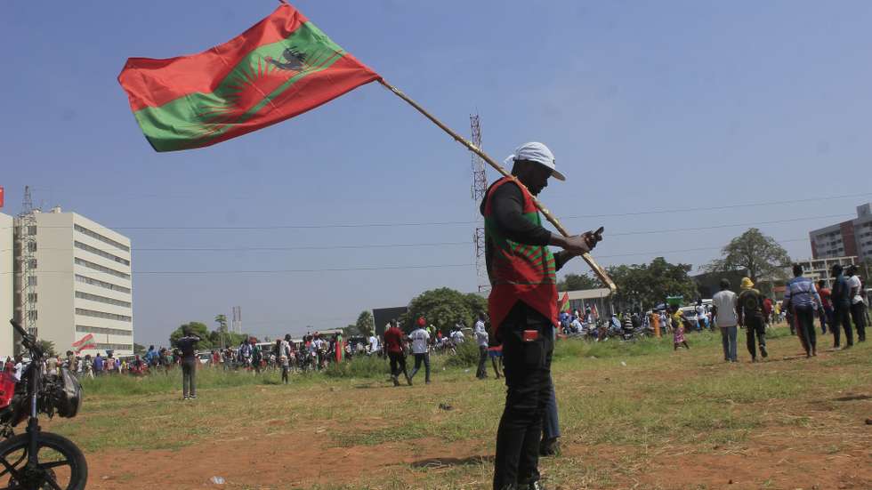 Simpatizantes da União Nacional para a Independência Total de Angola (UNITA), maior partido da oposição, participam no comício de lançamento da pré-campanha eleitoral da UNITA, no município do Cazenga, em Luanda, 21 de maio de 2022. O líder da UNITA, Adalberto Costa Júnior, apelou hoje à juventude o voto na alternância, pedindo “para não se deixarem enganar” pelo partido no poder há 46 anos. AMPE ROGÉRIO/LUSA