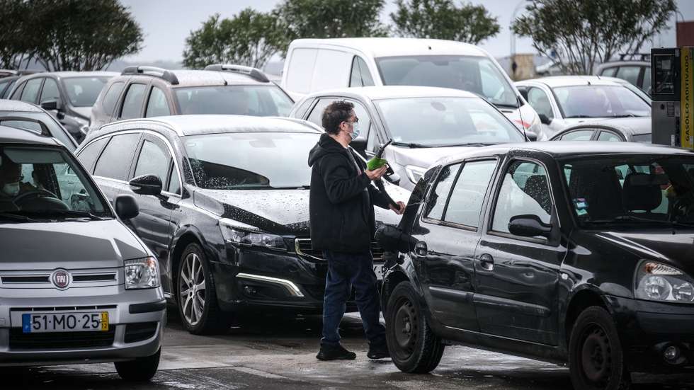 Uma pessoa abastece o seu automóvel num posto em Alfragide, 5 de março de 2022. Os preços do gasóleo e da gasolina vão disparar na próxima semana, com subidas superiores a 14 e oito cêntimos por litro, respetivamente, acompanhando a subida das cotações dos produtos petrolíferos nos mercados internacioanis. Assim, na próxima semana, o preço médio do gasóleo deverá ultrapassar o da gasolina. MÁRIO CRUZ/LUSA
