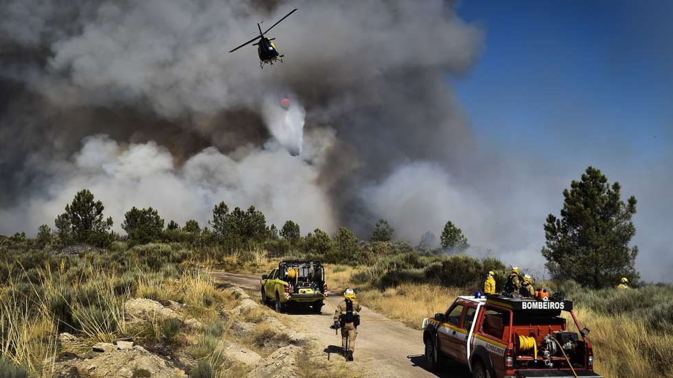 Bombeiros combatem um incêndio na freguesia de Rapa, Celorico da Beira, Guarda, 13 de agosto de 2022. De acordo com a página da Autoridade Nacional de Emergência e Proteção Civil, o incêndio está a ser combativo por 1327 operacionais, apoiados por 392 viaturas e 3 meios aéreos. NUNO ANDRÉ FERREIRA/LUSA