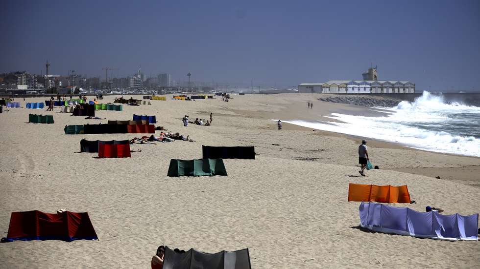 Banhistas à beira-mar na praia da Póvoa de Varzim, 23 de maio de 2020. Apesar de o Governo ter marcado a abertura do período balnear para 6 de junho, pode ir-se à praia, após a resolução do Conselho de Ministros que prorroga a declaração da situação de calamidade, no âmbito da pandemia da doença covid-19, datada de dia 17 de maio. MANUEL FERNANDO ARAÚJO/LUSA