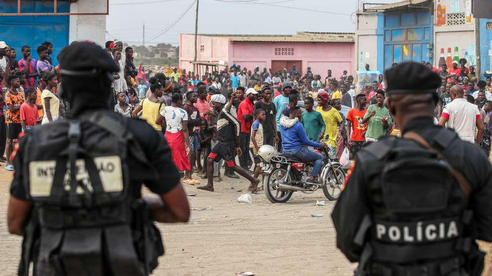 Elementos da Polícia de Intervenção Rápida (PIR) angolana foram hoje chamados ao mercado dos 30, o maior mercado de Luanda, para dispersar multidões, alegadamente instigadas por elementos do maior partido da oposição, um dia depois das eleições gerais de Angola 2022, no município de Viana, Luanda, Angola, 25 de agosto de 2022. As eleições gerais angolanas, quinto escrutínio da história política do país, contaram com candidaturas de oito formações políticas e elegem o Presidente e vice-Presidente da República de Angola. (ACOMPANHA TEXTO) PAULO NOVAIS/LUSA