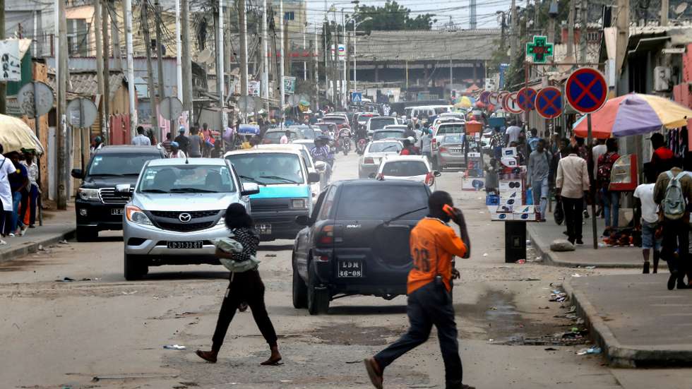 Populares circulam nas ruas de um bairro de Luanda 2 dias após as eleições gerais, Luanda, Angola, 26 de agosto de 2022. O Movimento Popular de Libertação de Angola (MPLA) venceu as eleições gerais de Angola com 51,07%, seguido da União Nacional para a Independência Total de Angola (UNITA) com 44,05% dos votos, divulgou a Comissão Nacional Eleitoral (CNE), quando estavam escrutinadas 97,3% das mesas de voto. AMPE ROGÉRIO/LUSA