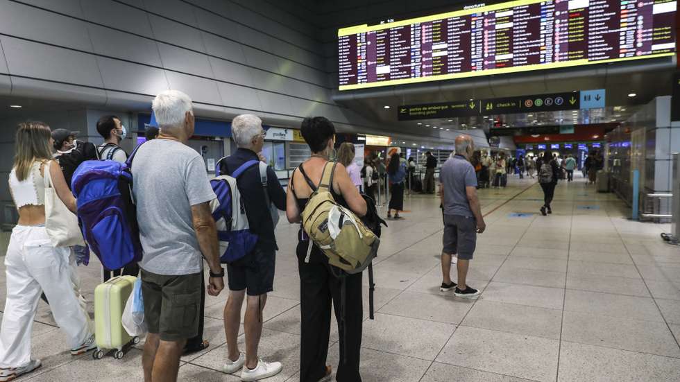 Passageiros no terminal 1 do aeroporto de Lisboa, durante a greve da Portway, desde as 00:00 de hoje e até às 23:59 do dia 28, nos aeroportos de Lisboa, Porto, Faro e Funchal, organizada pelo Sindicato Nacional Dos Trabalhadores Da Aviação Civil (SINTAC), contra a política de recursos humanos assumida ao longo dos últimos anos pela Portway, empresa detida pelo Grupo VINCI, de "confronto e desvalorização dos trabalhadores por via de consecutivos incumprimentos do Acordo de Empresa, confrontação disciplinar, ausência de atualizações salariais, deturpação das avaliações de desempenho que evitam as progressões salariais e má-fé nas negociações", junto ao aeroporto de Lisboa, 26 de agosto de 2022. MIGUEL A. LOPES/LUSA